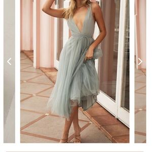 Selfie Leslie sage green midi dress